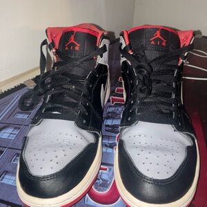 Jordan 1 mid smoke inferred size 8.5m